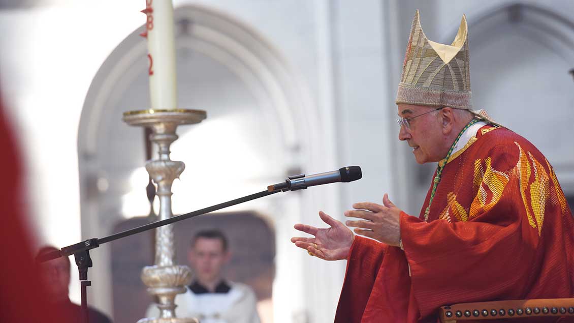 Bischof Genn beim Predigen im Münsteraner Dom.