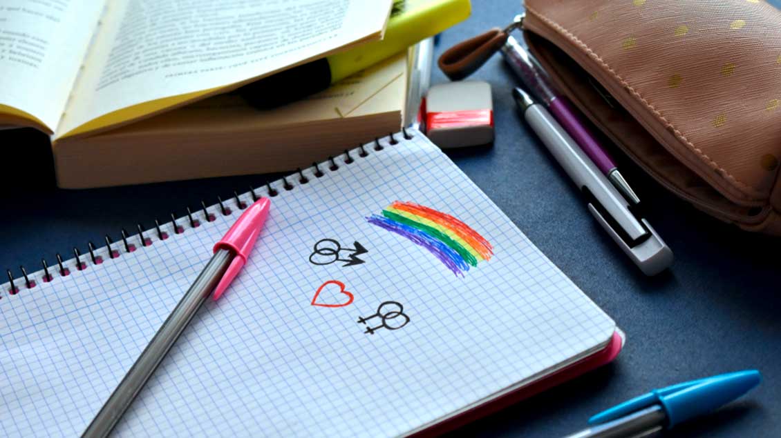 Symbole für Homosexualität auf einem Schreibblock 
