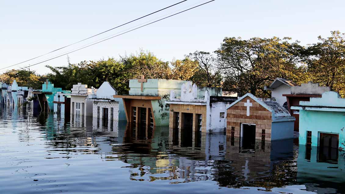 Überschwemmter Friedhof in Paraguay.