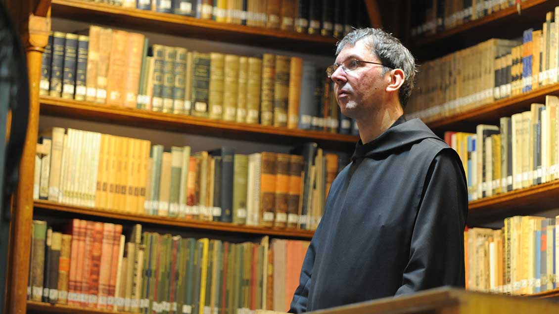 Pater Petrus Nowack in der Bibliothek von Maria Laach.