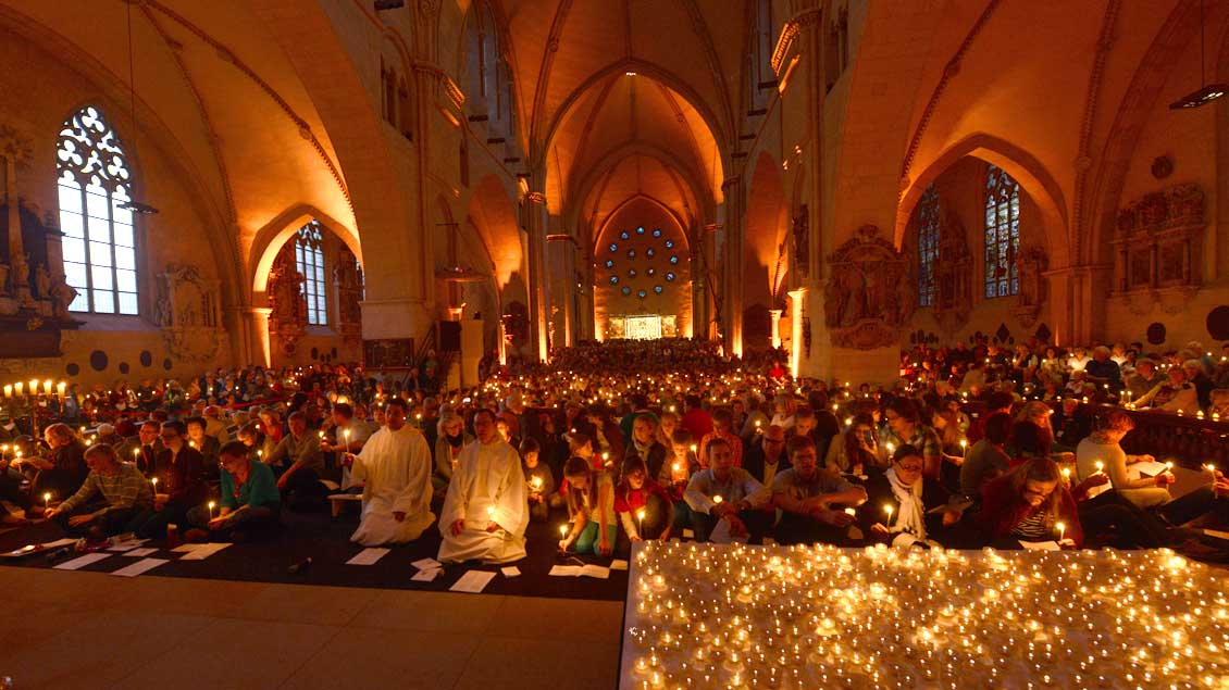 Brüder aus Taizé beim Taizé-Gebet 2014 im Münsteraner Dom
