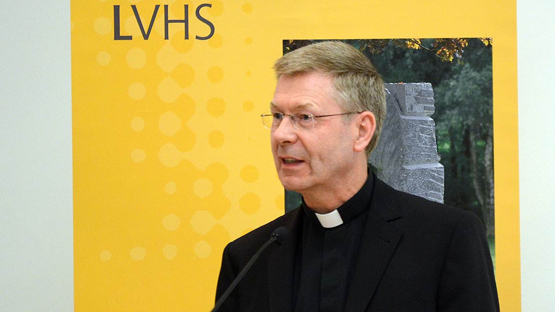 Weihbischof Stefan Zekorn spricht am Mikrofon