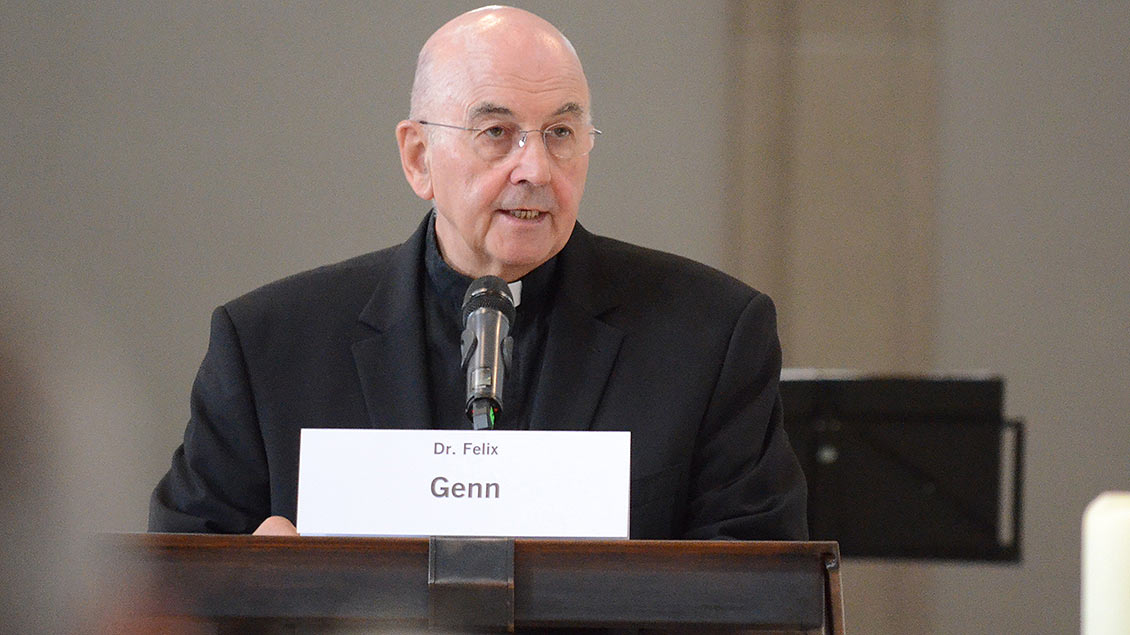 Bischof Felix Genn sitzt bei seiner Bibelarbeit auf dem Podium und spricht.