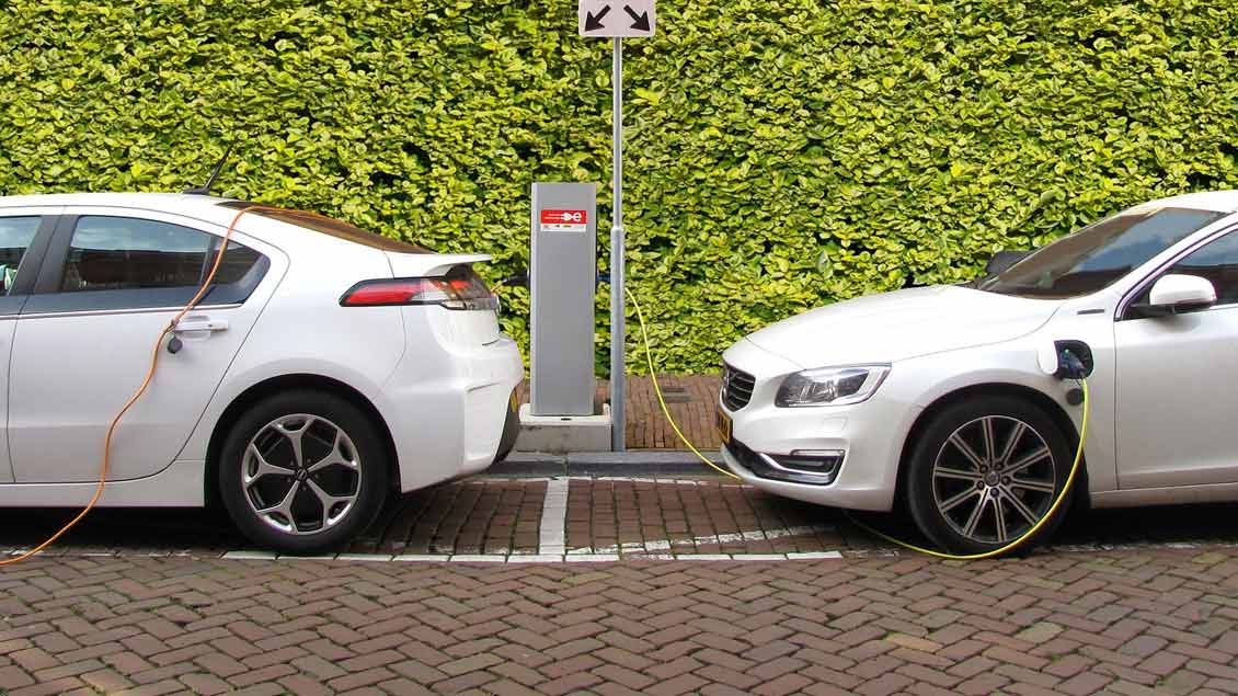 Zwei Elektro-Autos an einer Ladestation