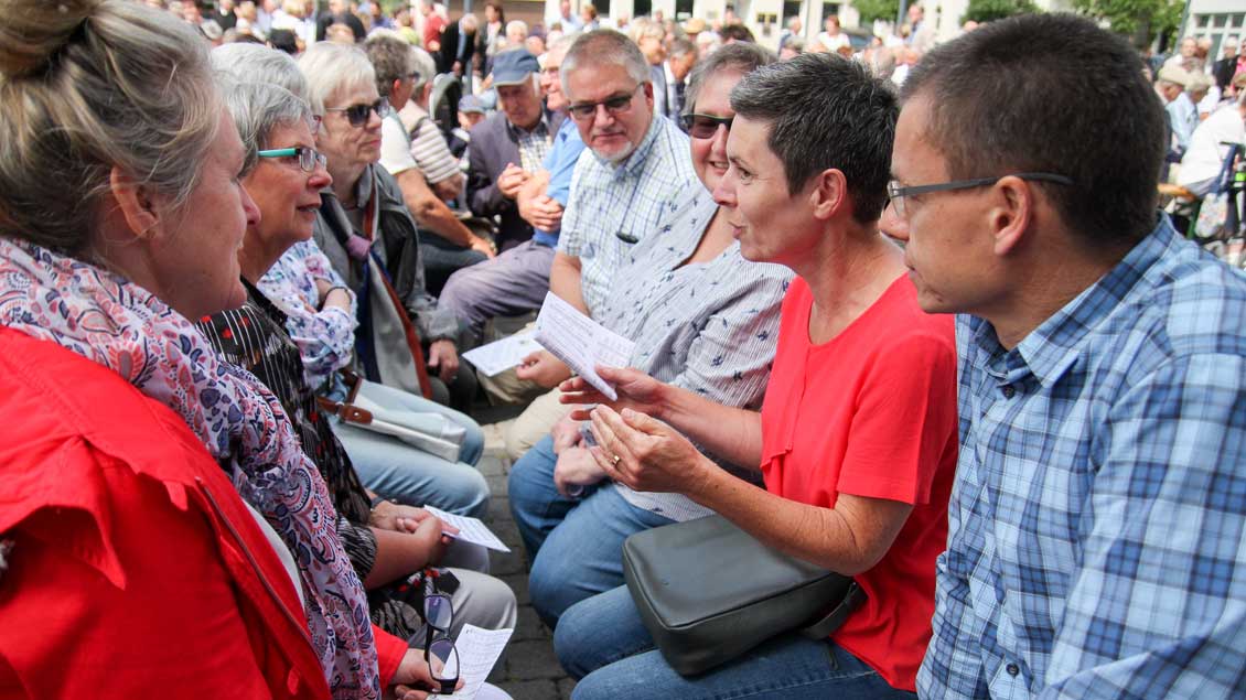 Menschen im Gespräch während des Gottesdienstes in Recklinghausen