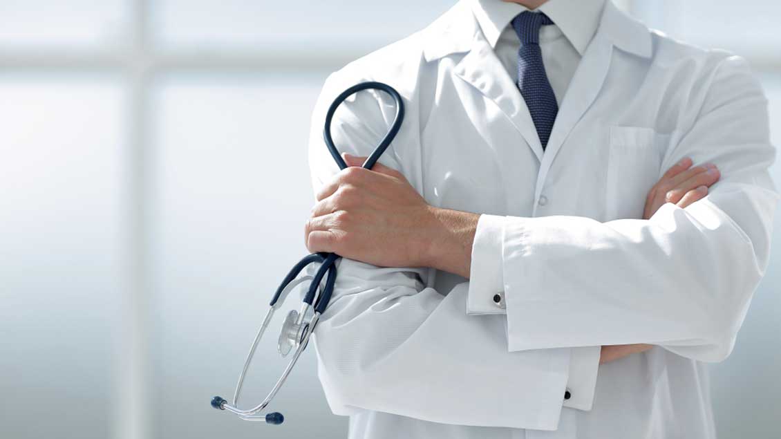 Ein Arzt in weißem Kitteln und mit Stethoskop