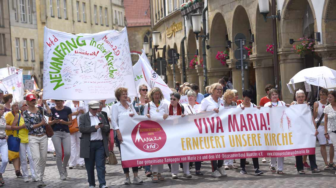 Demonstration "Viva Maria" von "Maria 2.0" und KFD in Münster
