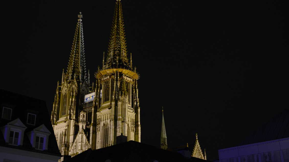 Die Türme des Regensburger Doms während der Nacht.