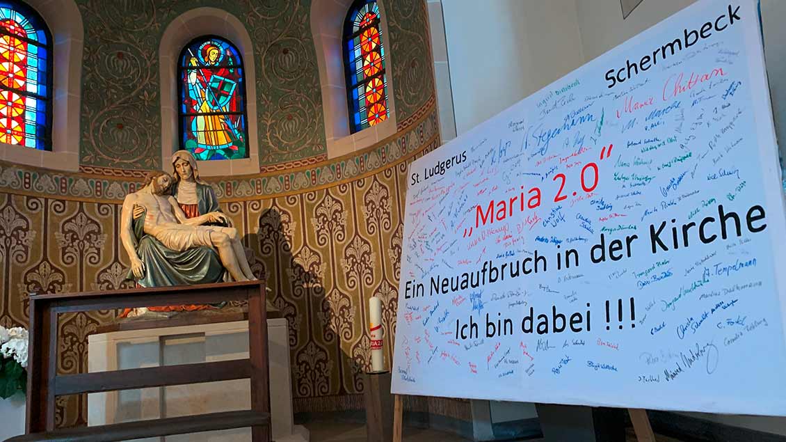 Transparent von "Maria 2.0" in St. Ludgerus Schermbeck