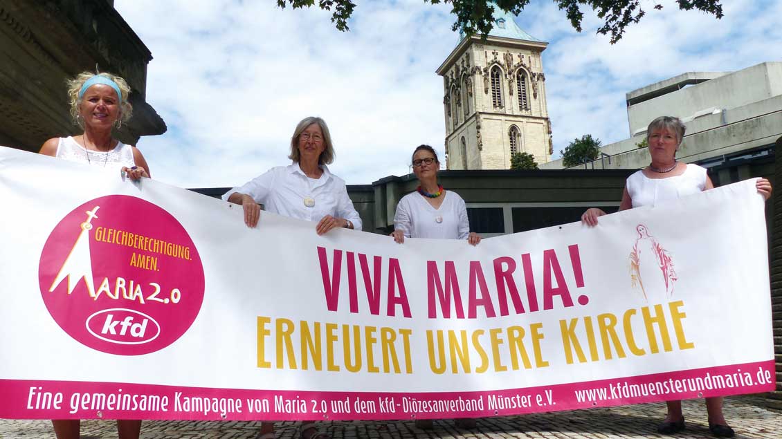 Vier Frauen von "Maria 2.0" und KFD halten ein Transparent