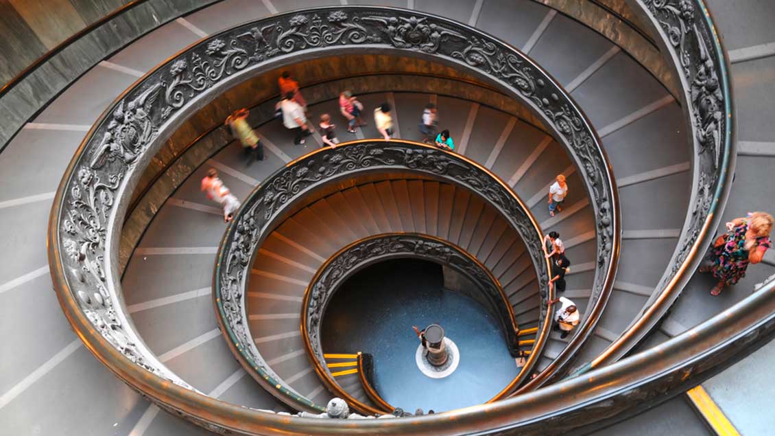 Treppe in den vatikanischen Museen in Rom