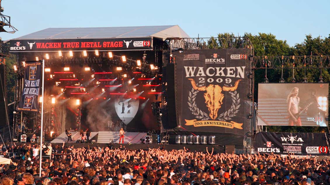 Bühne mit Fans beim Wacken Open Air