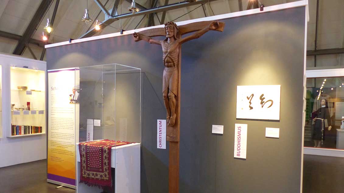 Religiöse Vielfalt an der Jade - zum 150-jährigen Stadtjubiläum wurde in Wilhelmshaven eine Ausstellung eröffnet.