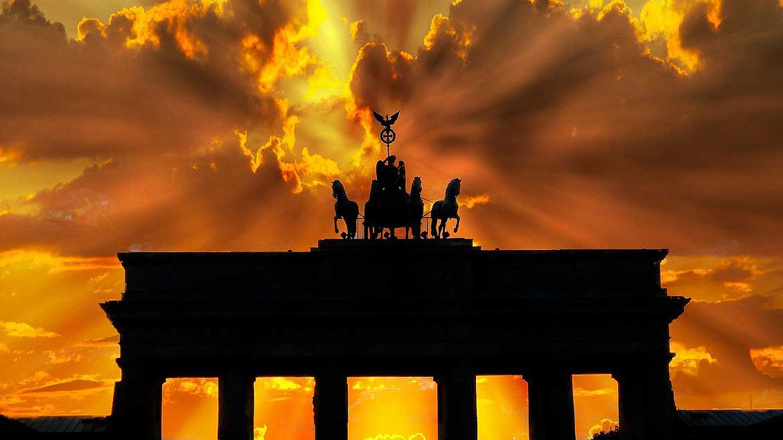 Die Sonne brennt auf das Brandenburger Tor in Berlin