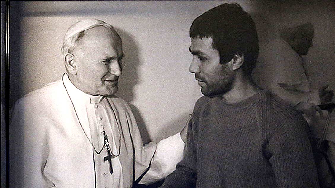 Papst Attentäter Mehmet Ali Agca mit Papst Johannes Paul II.