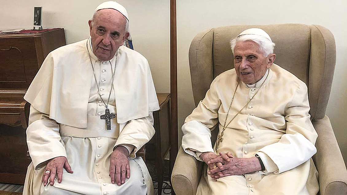 Benedikt XVI. und Papst Franziskus