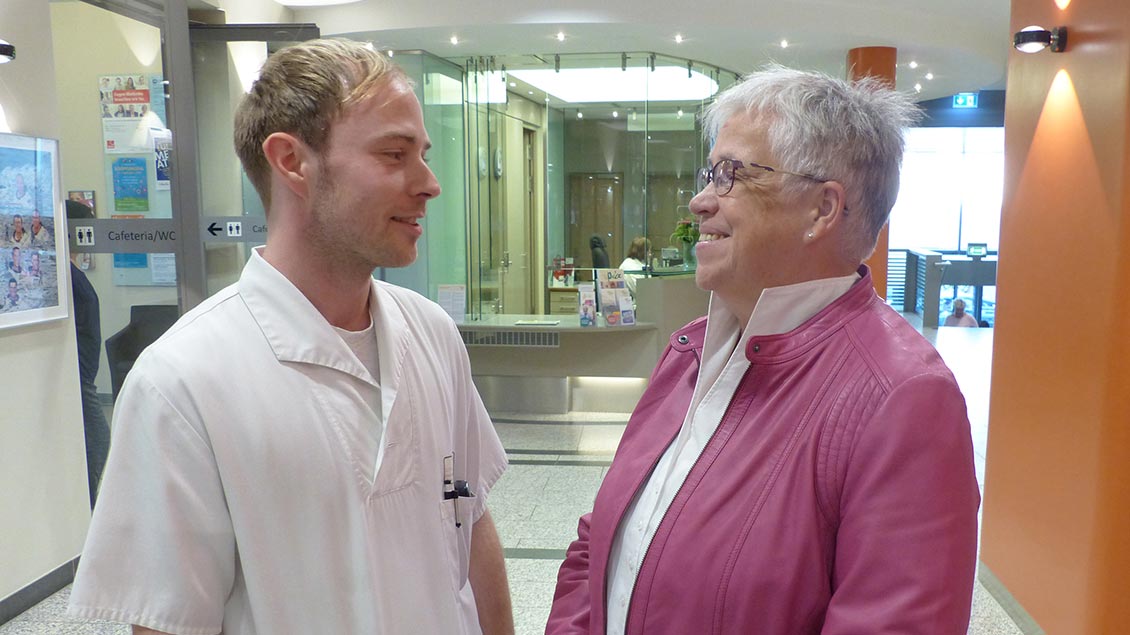 Pastoralreferentin Gunda Holtmann spricht mit einem Krankenpfleger im Pius-Hospital Oldenburg.