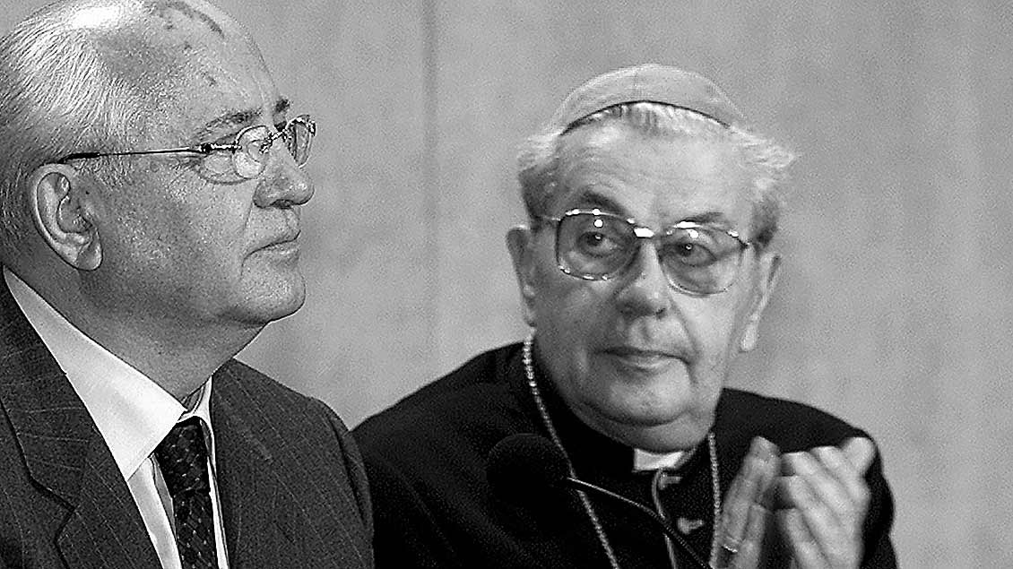 Kardinal Achille Silvestrini und der frühere sowjetische Staatschef Michail Gorbatschow.