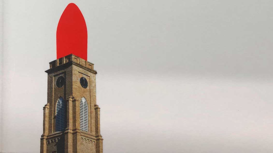 Ein Kirchturm mit einer knallroten Lippenstift-Spitze.