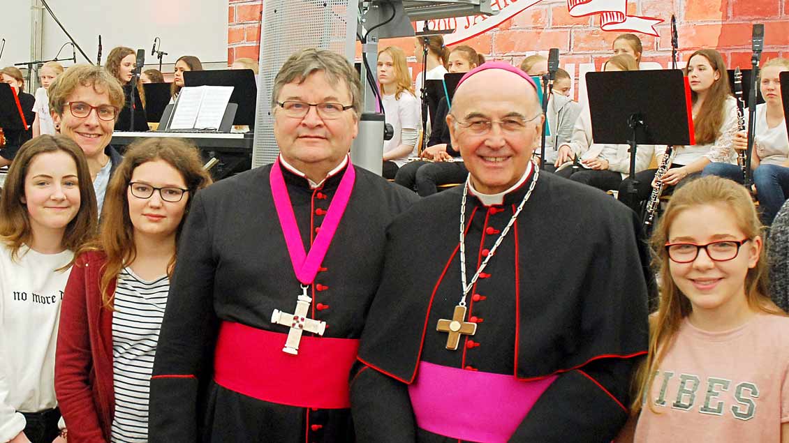 Bischof Felix Genn (rechts) und Propst Klaus Wittke auf einer Veranstaltungen mit Schülerinnen.