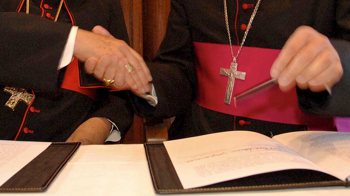 Händedruck zweier Bischöfe