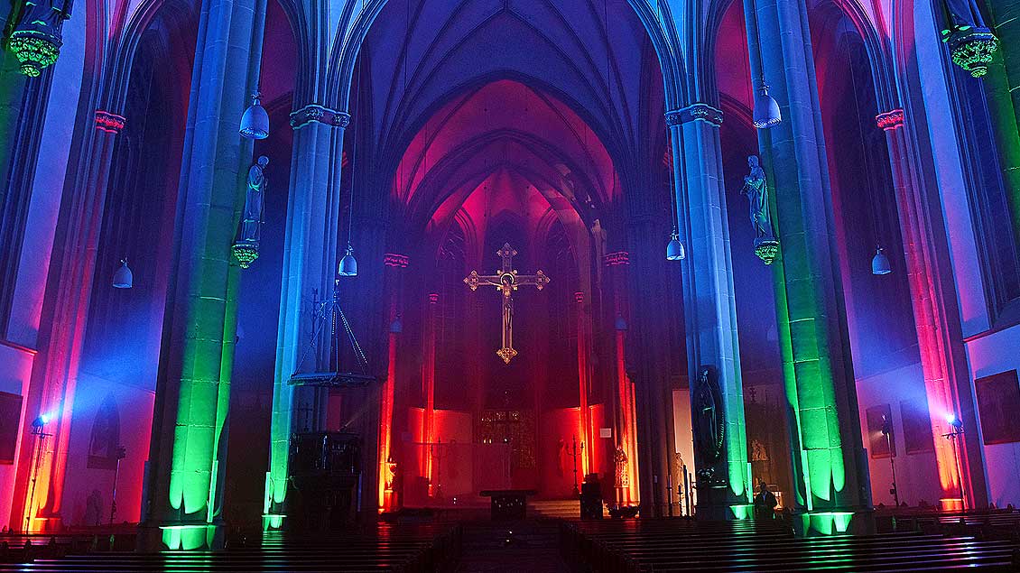 Laserlichter im Kirchenraum