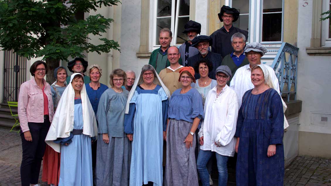Chormitglieder in biblischen Kostümen.