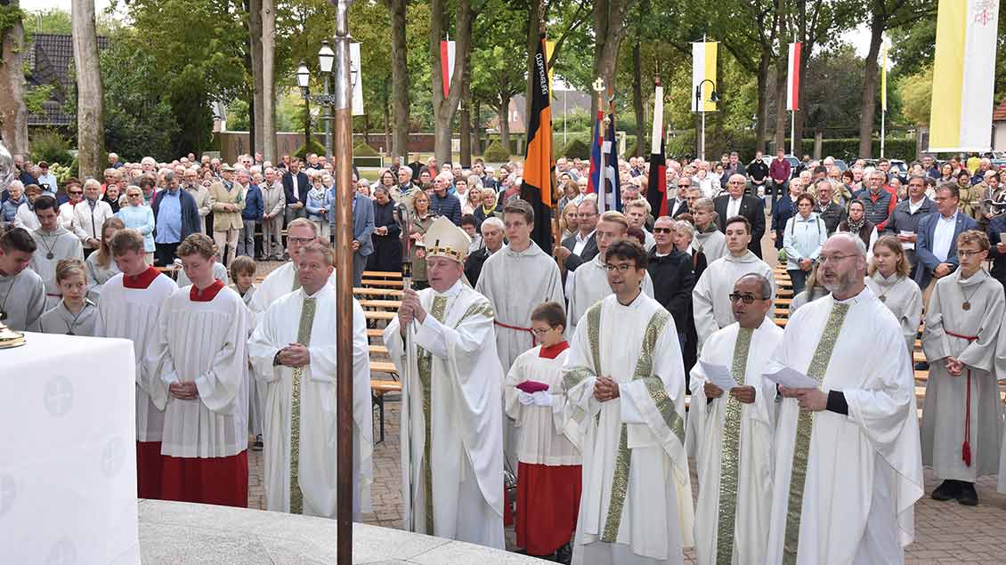 Weihbischof Wilfried Theising und die feiernde Gemeinde