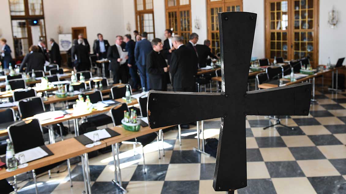 Bichöfe und Laien in einem Saal in Fulda bei einer gemeinsamen Konferenz zur Vorbereitung des "synodalen Wegs".