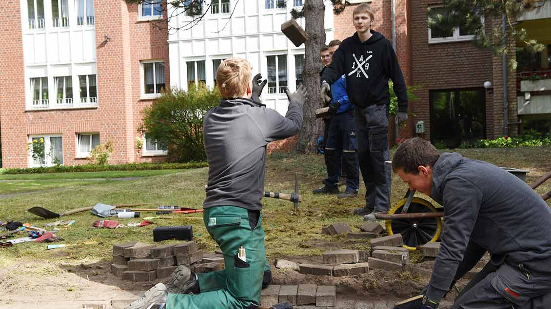 Jugendliche gestalten in Senden während der 72-Stunden-Aktion den Garten eines Seniorenwohnheims neu