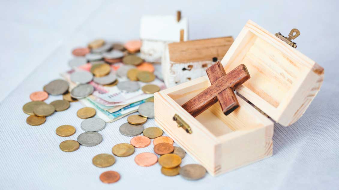 Geld und ein Kreuz