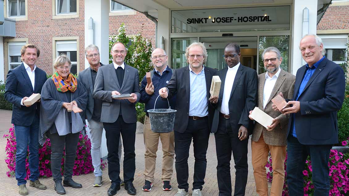 Erzbischof Laurent Lompo (3. Von rechts) im Kreise der Unterstützer für den Bau eines Krankenhaus im Niger vor dem St. Josef-Hospital in Xanten. 