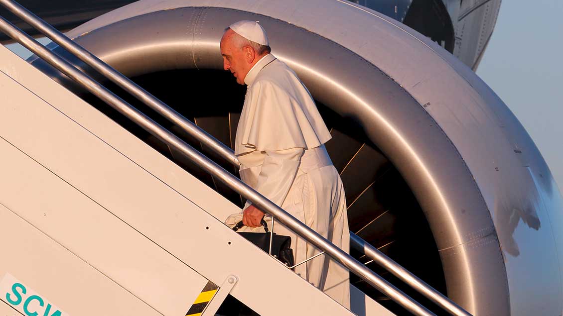 Papst betritt Flugzeug