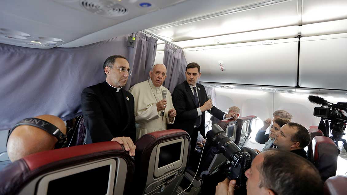 Papst Franziskus bei einer Pressekonferenz im Flugzeug