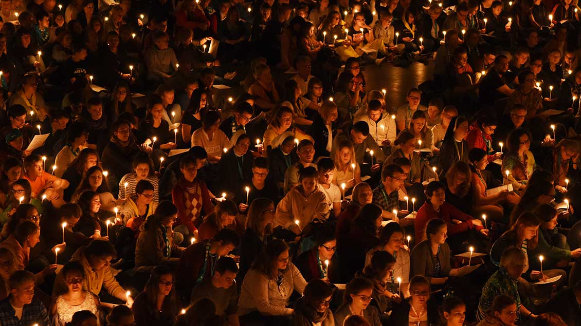 Viele Jugendliche erstrahlen die Nacht mit ihren Kerzen.