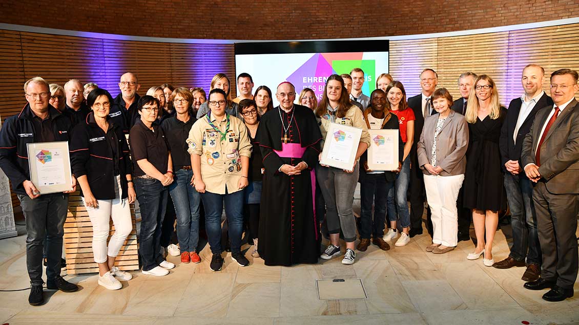 Alle Preisträger des Ehrenamtspreises im Bistum Münster 2019 bei einem Gruppenfoto