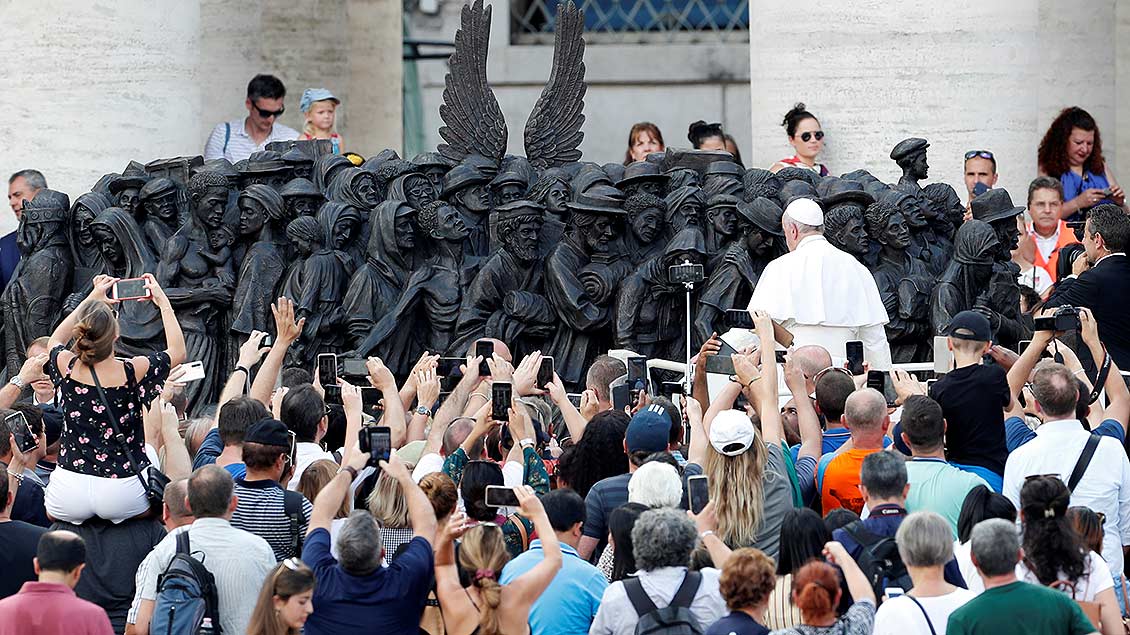 Papst Franziskus enthüllt die Skulptur auf dem Petersplatz.