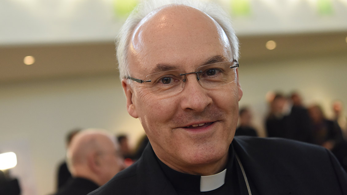 Bischof Rudolf Voderholzer lächelt in die Kamera.