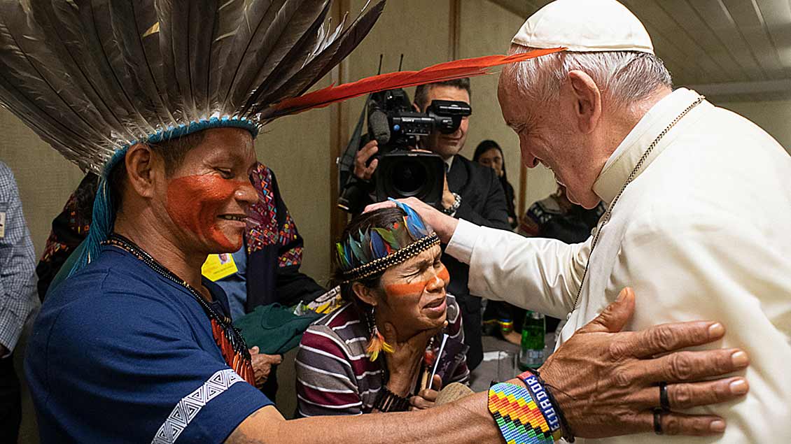 Papst Franziskus mit Teilnehmern der Amazonas-Synode