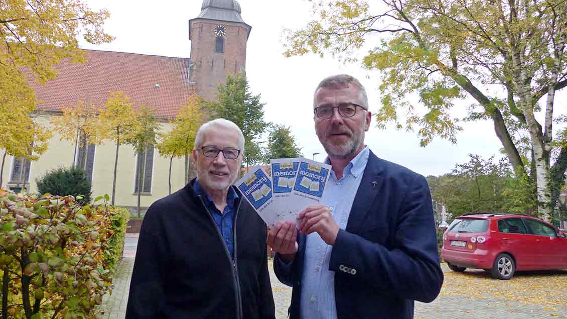 Bernd Strickmann, Pfarrer von Cloppenburg St. Andreas, und Günther Kannen vom Pfarreirat stellen das Projekt Glaubensjahr Memory vor.