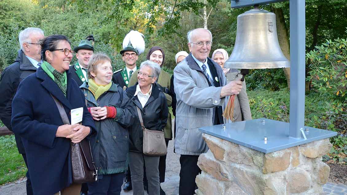 Bernhard Lübbering läutet die Friedensglocke im „Garten der Religonen“ in Recklinghausen. 