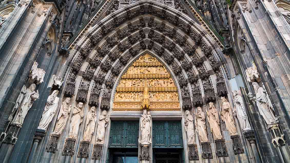 Marienfigur im Hauptportal des Kölner Doms
