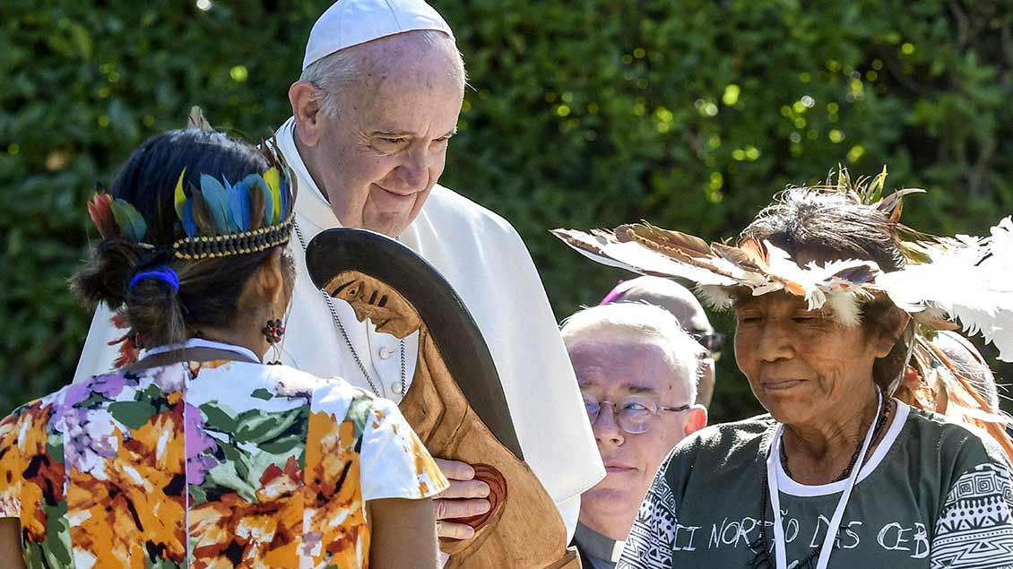 Papst Franziskus bei der Zeremonie mit Indigenen aus dem Amazonasgebiet in den vatikanischen Gärten.