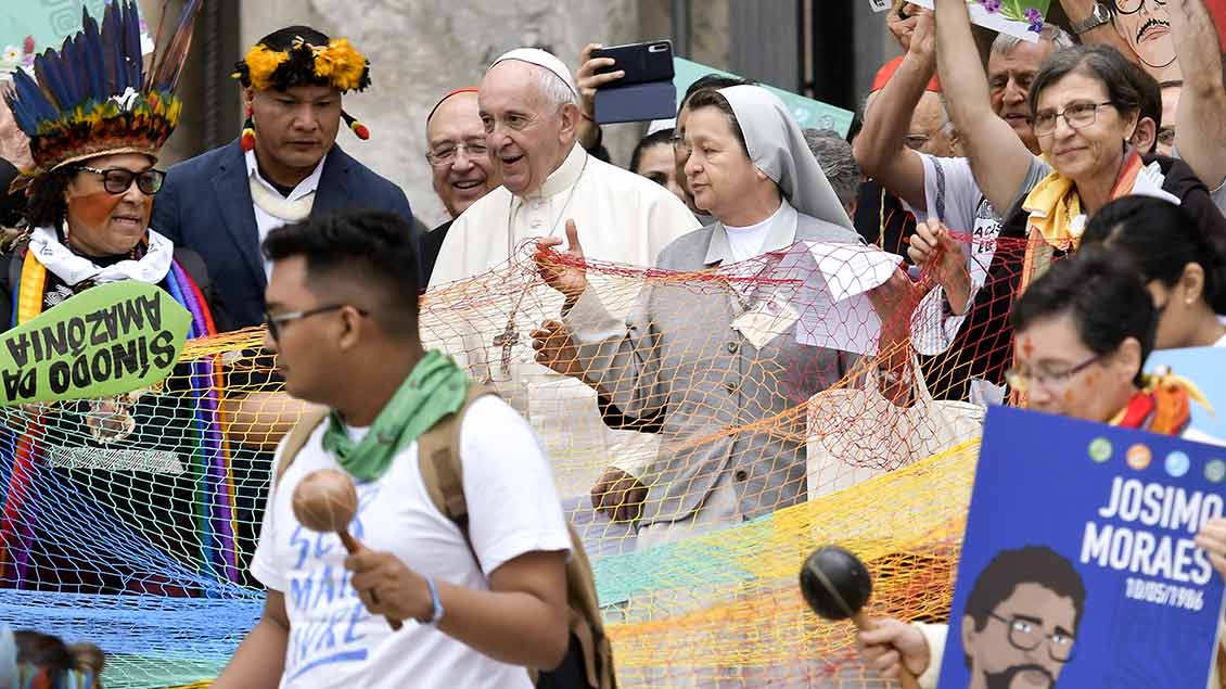 Papst Franziskus mit Frauen, die an der Amazonas-Synode teilnehmen.