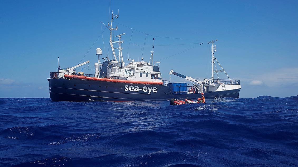 Das Rettungsschiff "Alan Kurdi" auf den Wellen Des Mittelmeeres.