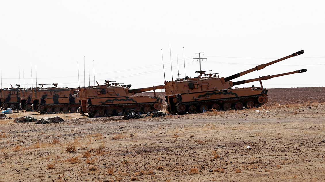 Türkische Panzer an der türkisch-syrischen Grenze.