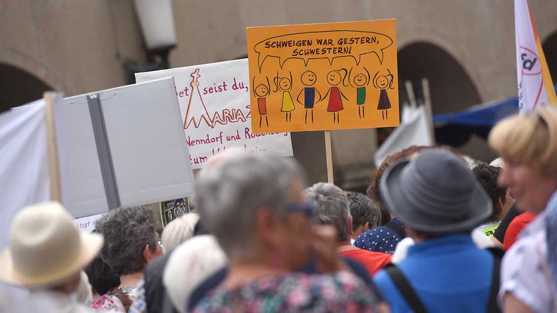 Demo-Plakat mit der Aufschrift "Schweigen war gestern, Schwestern"