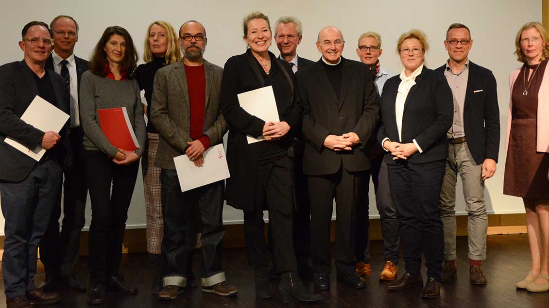 Bischof Felix Genn mit Künstlerin Heinke Haberland und der Jury