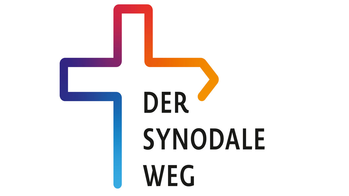 Logo Synodaler Weg: Farbiges Kreuz mit offenem Ende
