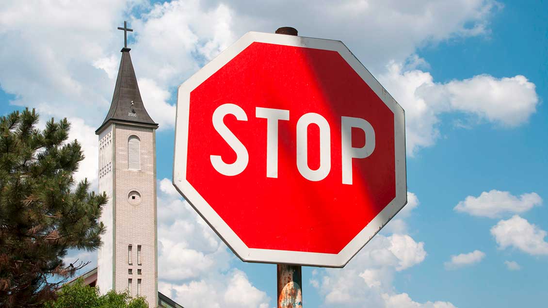 Stoppschild vor einer Kirche